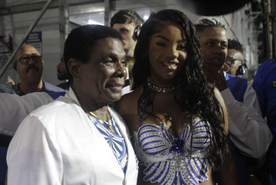 Beija-Flor supera susto no começo e faz desfile potente na Sapucaí