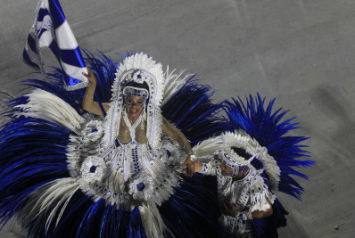 Confira as imagens do desfile da Beija-Flor na Sapucaí