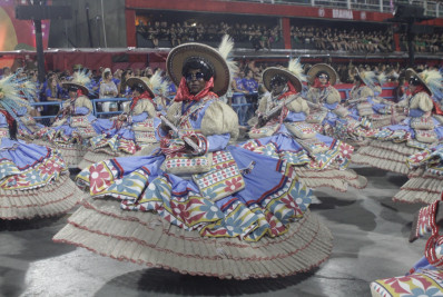 Baianas da Imperatriz vêm como cangaceiras arredias e levantam armas para o alto