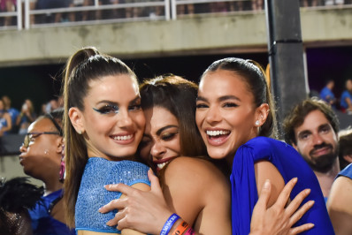 Camila Queiroz, Juliana Paes e Bruna Marquezine se divertem em camarote da Sapucaí