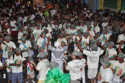 Bloco da Carioca exalta Lídia, sua eterna porta-bandeira
