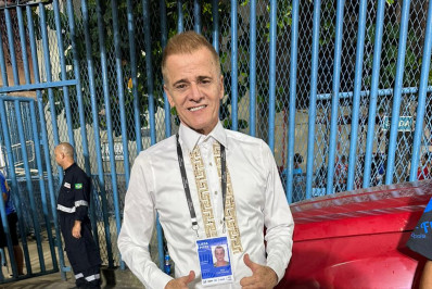 Carnavalesco da Beija-Flor demonstra apreensão com tamanho dos carros da escola