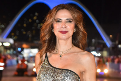 Após acidente na neve, Luciana Gimenez curte desfiles na Marquês de Sapucaí