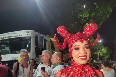 Maria Mariá quer ver escola feliz em estreia como rainha de bateria da Imperatriz