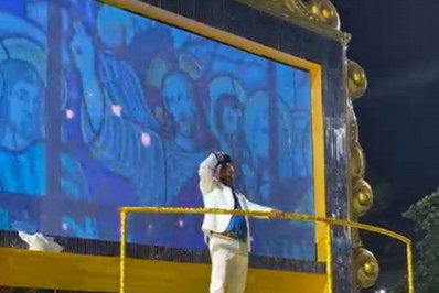 Martinho da Vila é destaque da Vila Isabel em carro que pede passagem pela Avenida