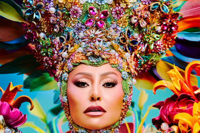 Sabrina Sato representa as flores da festa em desfile da Vila Isabel