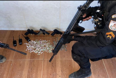 PM apreende pistolas e drogas em ação com três suspeitos feridos em Belford Roxo