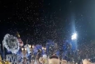 Carro da Portela apresenta problema no eixo e buraco gigante se abre em frente aos julgadores