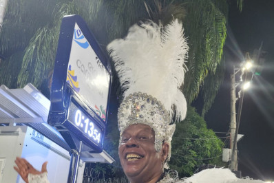 Históricos, porta-bandeira Vilma Nascimento e mestre-sala Jerônimo Patrocínio representam campeonato da Portela