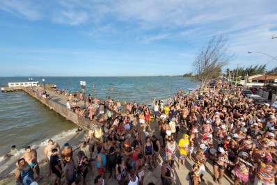 Blocos de rua animam o domingo de Carnaval, em Araruama