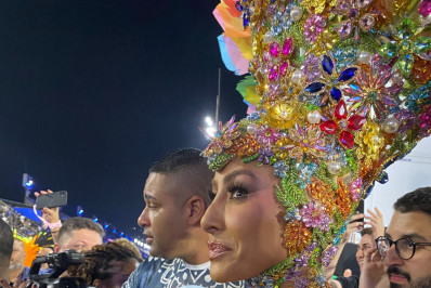 Sabrina Sato empolga público ao entrar na Avenida e distribui rosas