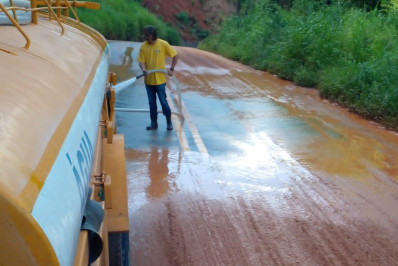 Equipes da prefeitura de Volta Redonda realizam limpeza de ruasas