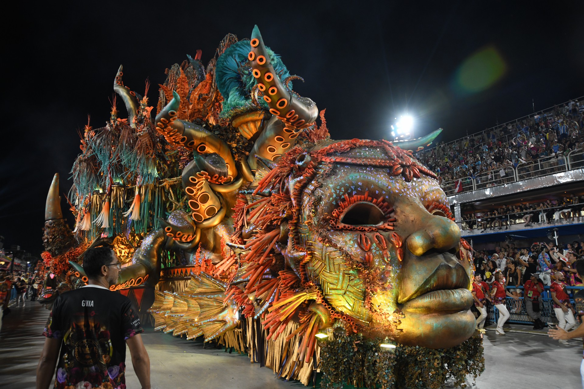 Com desfile exuberante, Viradouro mostra força e entra na briga pelo