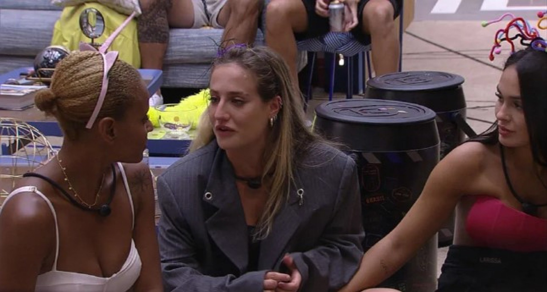 Bruna Griphao se emociona ao lembrar da família durante a transmissão dos desfiles - Reprodução / TV Globo