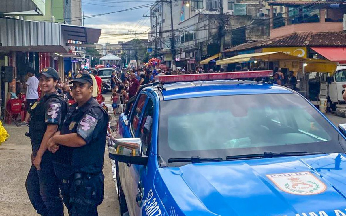 Policiais militares da Patrulha Maria da Penha, que conscientiza e preveni a Viol&ecirc;ncia Contra Mulher, tamb&eacute;m marcaram presen&ccedil;a na Pra&ccedil;a dos Estudantes