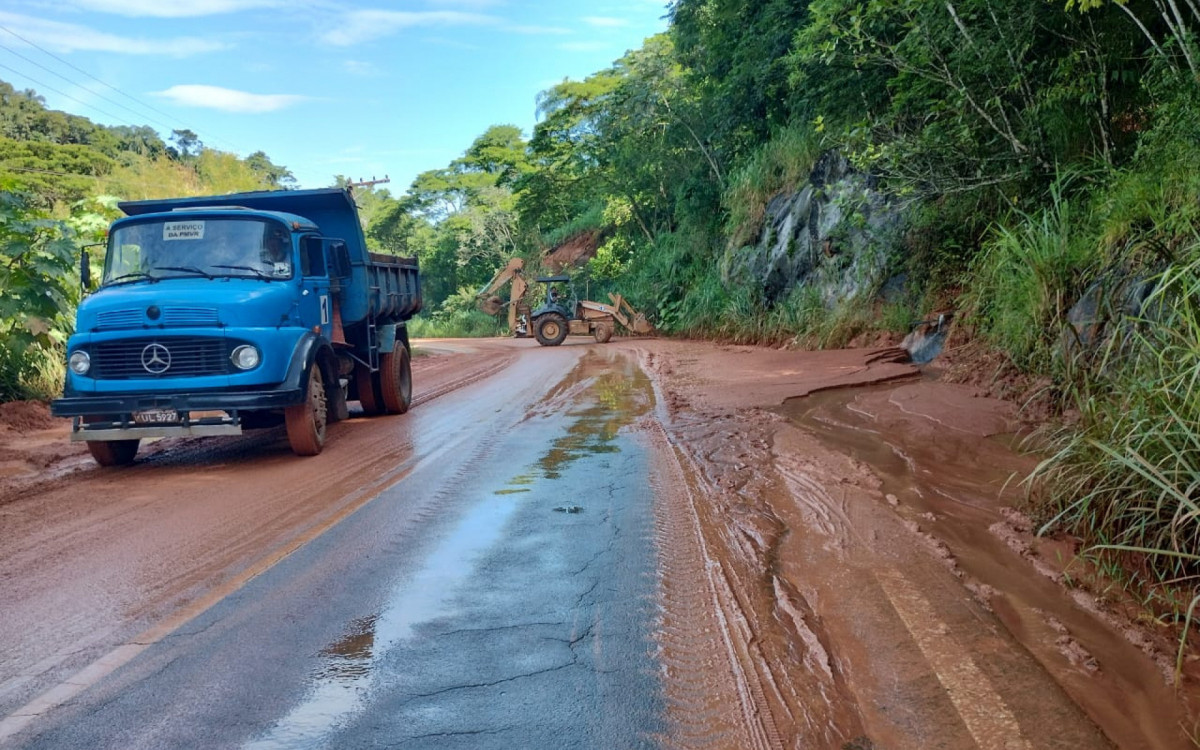 Equipes da Secretaria Municipal de Infraestrutura (SMI) e da Defesa Civil de Volta Redonda intensificaram ações - Divulgação/Secom PMVR