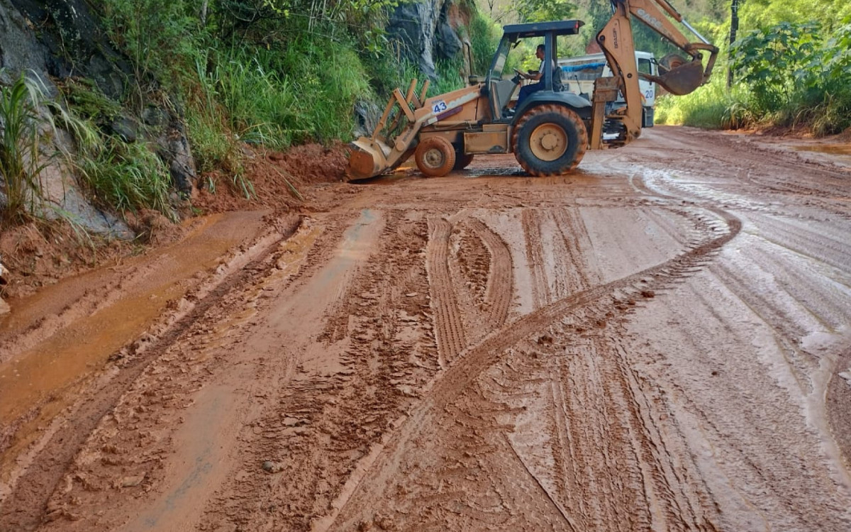 Profissionais est&atilde;o limpeza vias no Dom Bosco, Santa Rita do Zarur, S&atilde;o Lu&iacute;s, S&atilde;o Sebasti&atilde;o, Retiro, Santa Rita de C&aacute;ssia, Aero Clube e Barreira Cravo