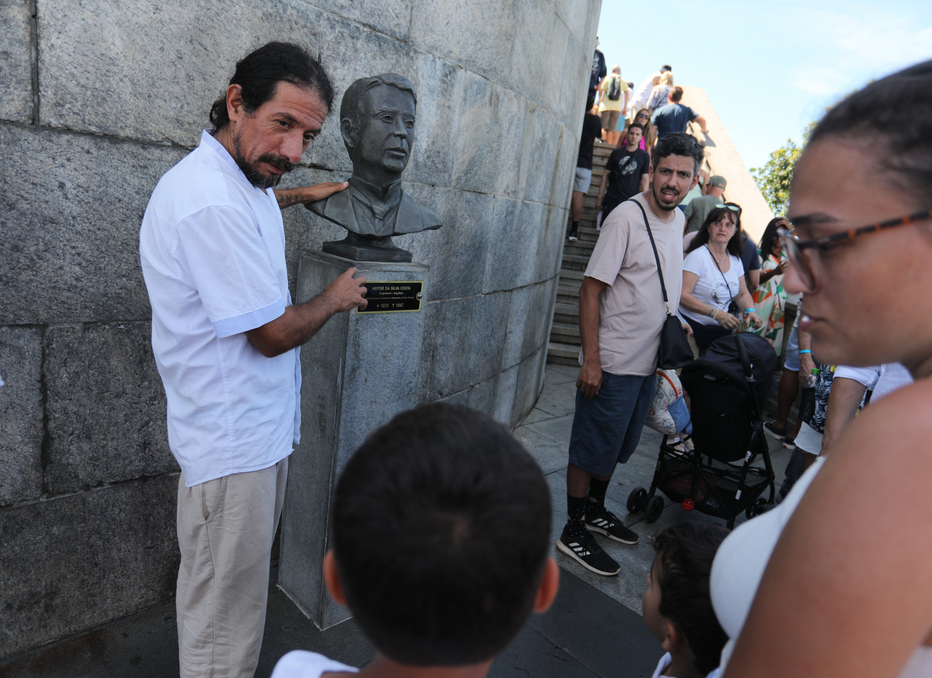 Zelador do Santu&aacute;rio, Pablo, que tamb&eacute;m &eacute; ator e restaurador, ajuda no dia a dia a dar informa&ccedil;&otilde;es aos turistas -  Pedro Ivo
