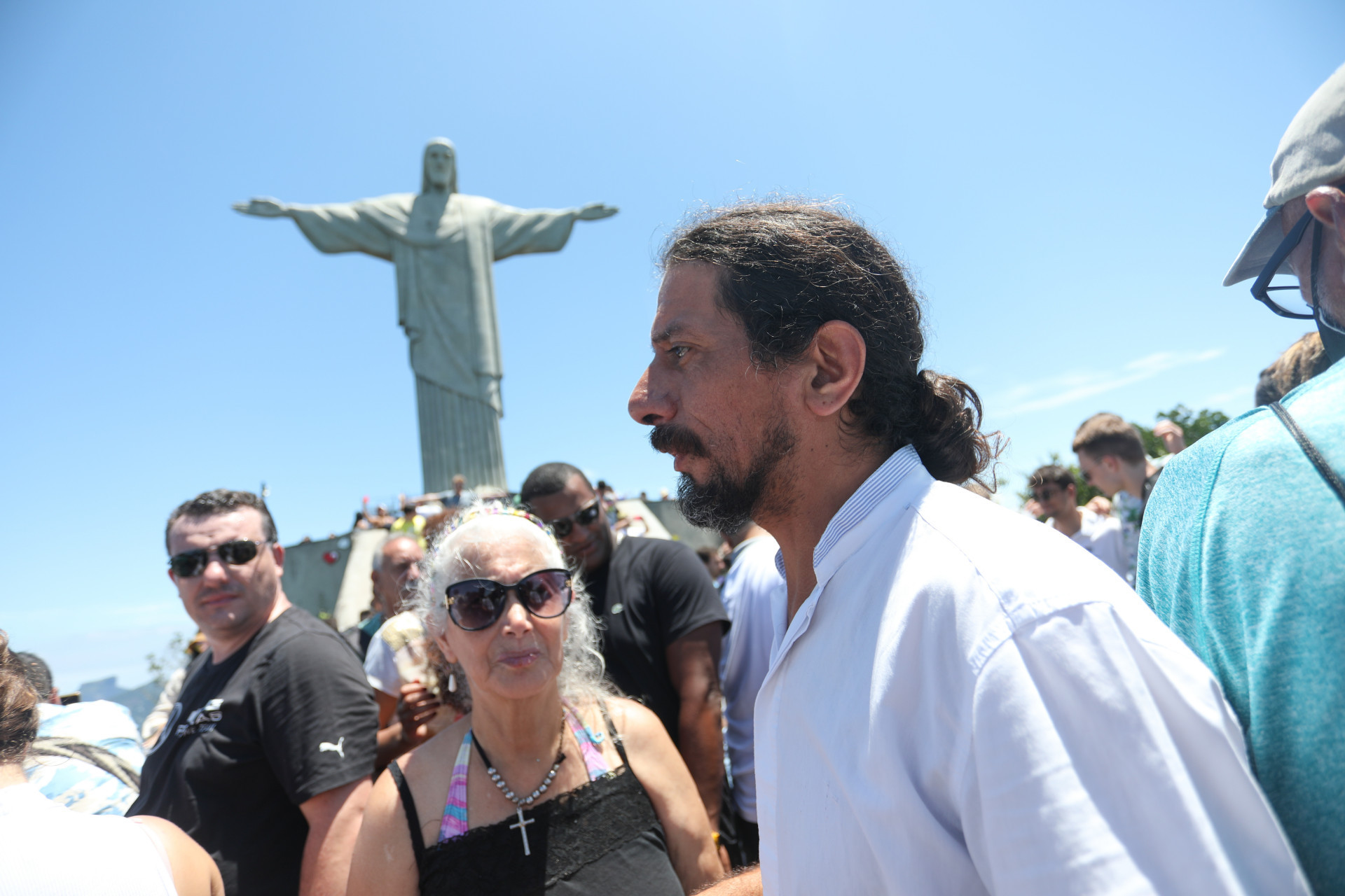 Pablo Anibal Romero Cardozo e sua m&atilde;e, Margarita Zulma Cadozo, no Santu&aacute;rio Cristo Redentor -  Pedro Ivo/ Ag&ecirc;ncia O Dia