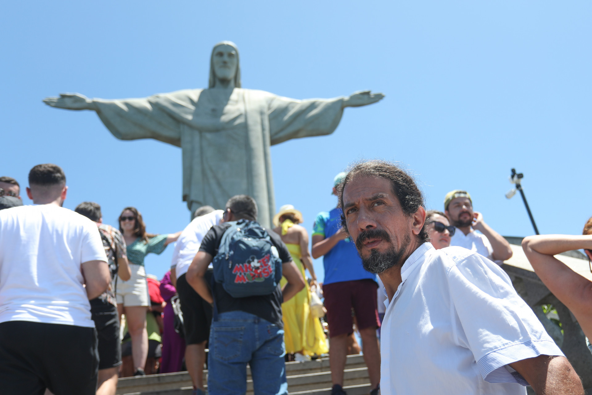 Pablo Anibal Romero Cardozo: zelador do Santu&aacute;rio Cristo Redentor entre os turistas  -  Pedro Ivo/ Ag&ecirc;ncia O Dia