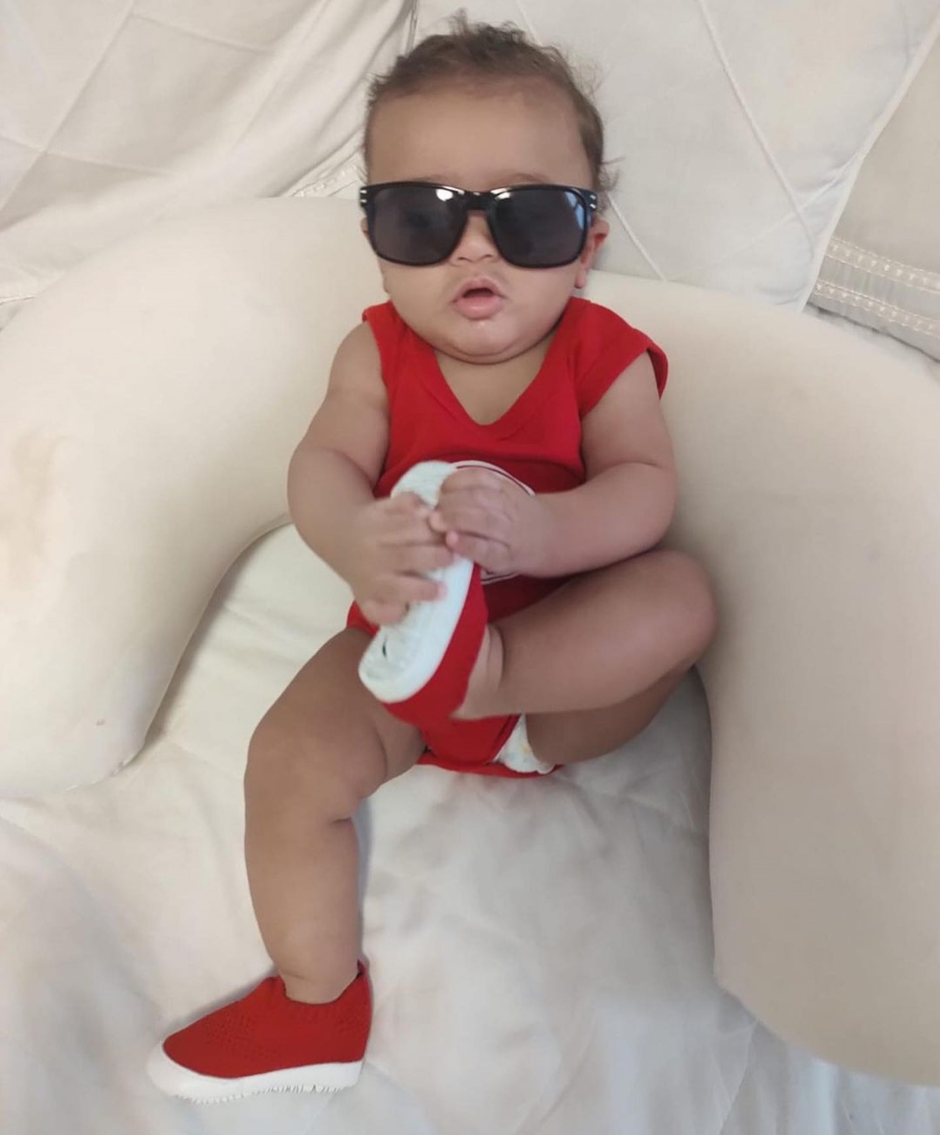 Viviane Araújo mostra Joaquim com a camiseta do Salgueiro enquanto acompanha apuração das escolas de samba - Reprodução Internet