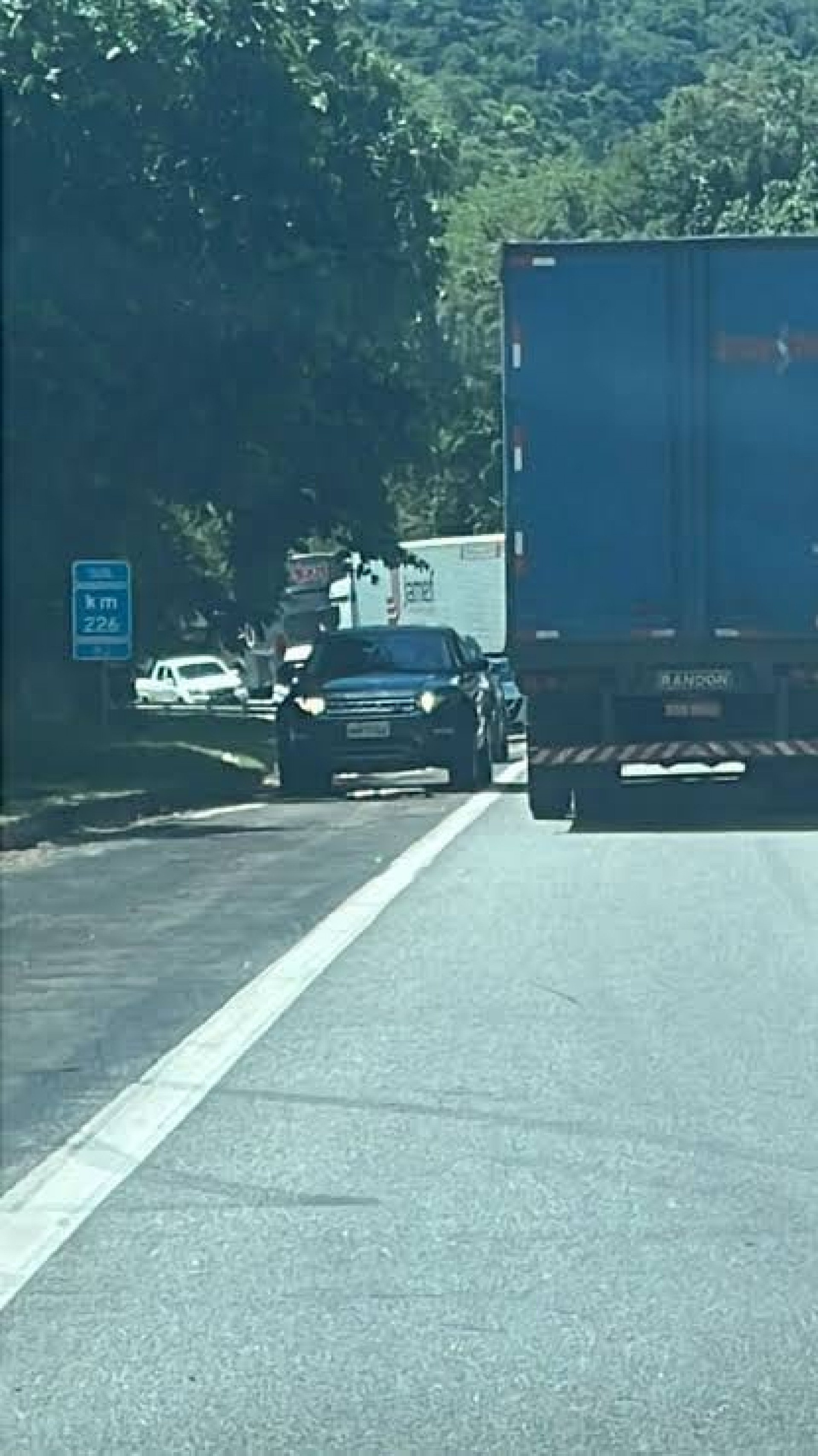 Motoristas chegaram a voltar na contramão devido ao assalto