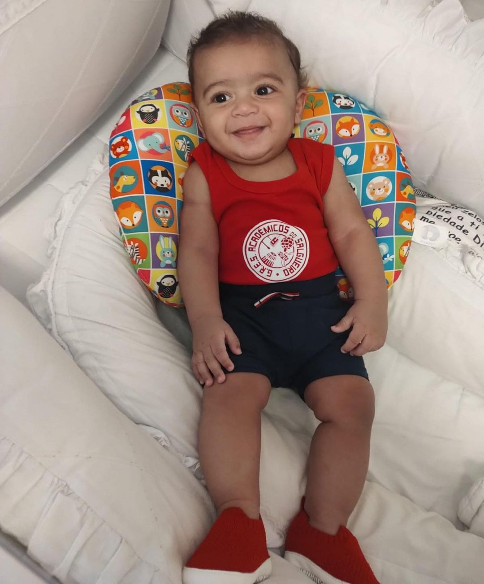 Viviane Araújo mostra Joaquim com a camiseta do Salgueiro enquanto acompanha apuração das escolas de samba - Reprodução Internet