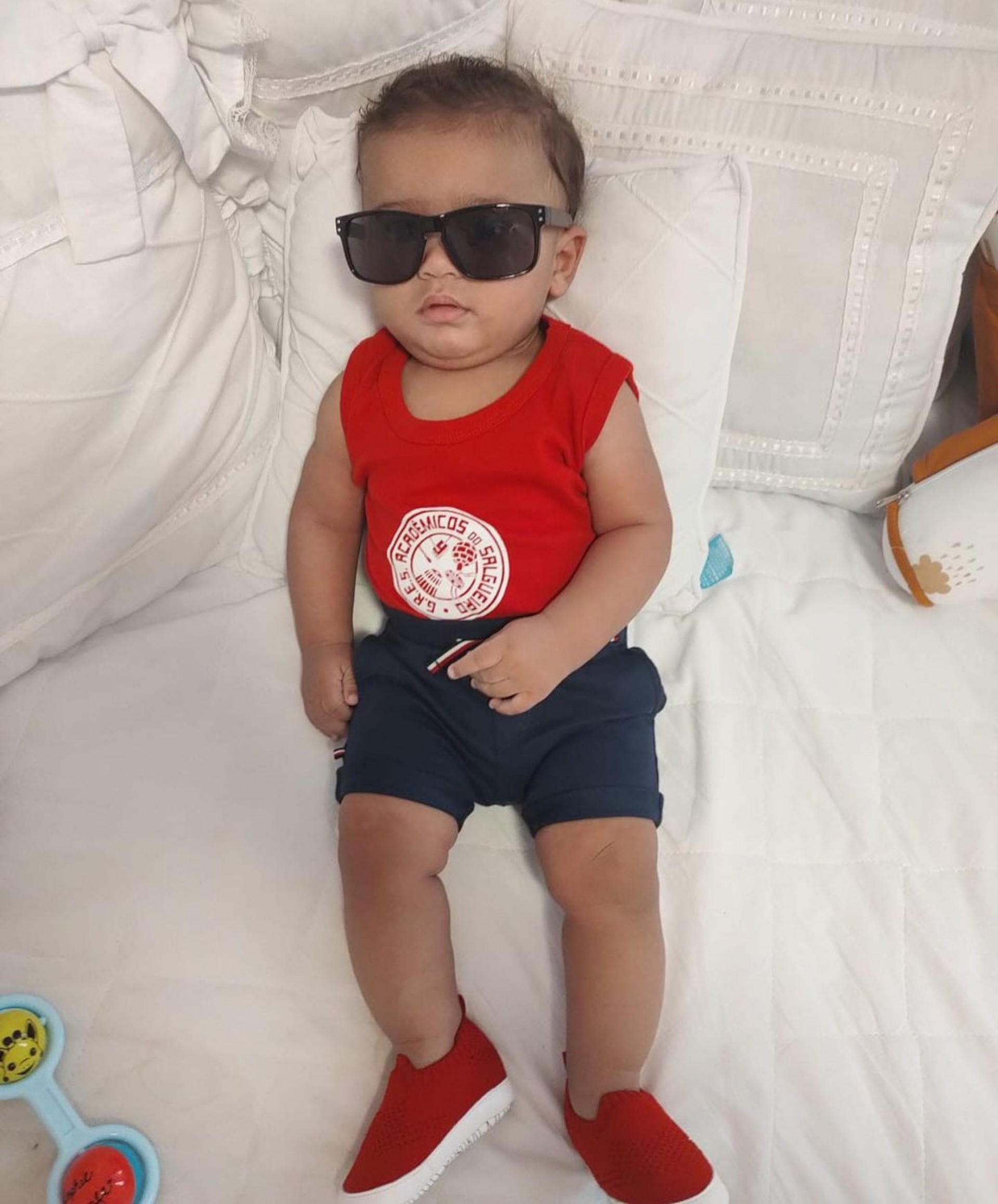 Viviane Araújo mostra Joaquim com a camiseta do Salgueiro enquanto acompanha apuração das escolas de samba - Reprodução Internet