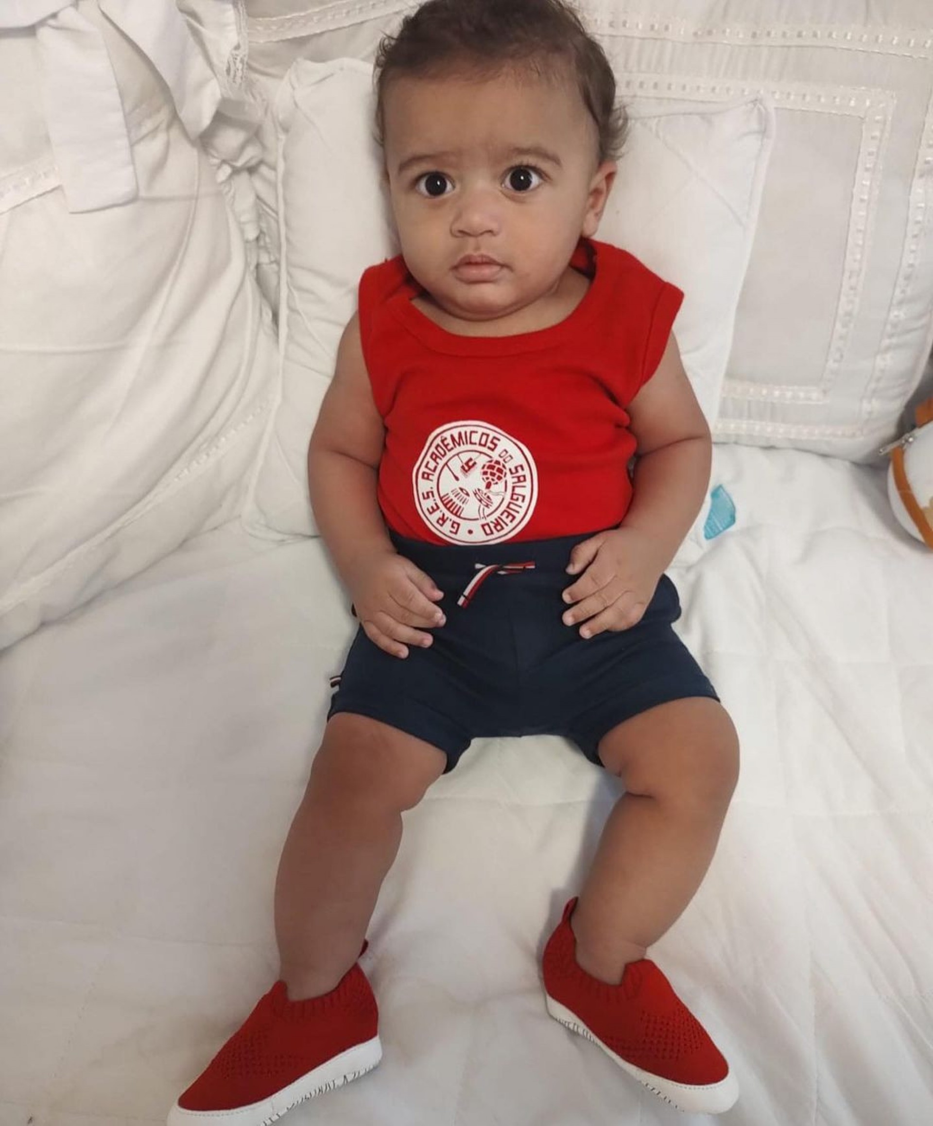 Viviane Araújo mostra Joaquim com a camiseta do Salgueiro enquanto acompanha apuração das escolas de samba - Reprodução Internet