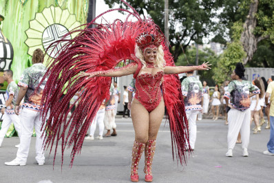 Sanne Belucci comemora temporada no carnaval carioca com brilho na Inocentes de Belford Roxo