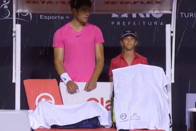 Rio Open: durante a chuva, Carlos Alcaraz dá abrigo para boleira