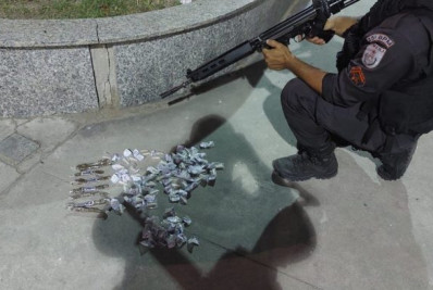 Homem é preso por tráfico de drogas na Rua dos Macacos, em Cabo Frio
