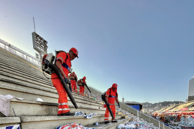 Comlurb recolhe 129 toneladas de lixo em blocos e outras 33 na Sapucaí