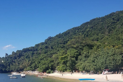 Banhistas encontram corpo boiando na praia de Araçá em Mangaratiba