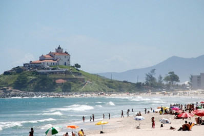 Idosa sofre fratura exposta na perna após ser derrubada por onda gigante na Praia de Itaúna