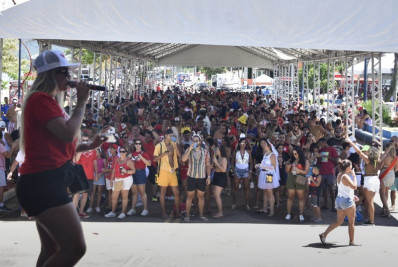 Maricarnaval 2023: Foliões se divertem pelos quatro distritos no quinto dia de folia na cidade
