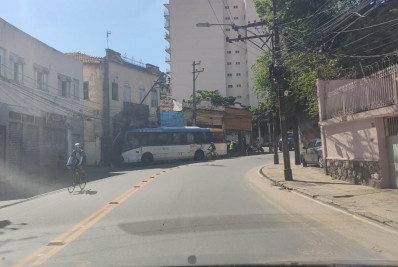 Ônibus atinge poste na Rua Barão do Bom Retiro durante temporal no Rio