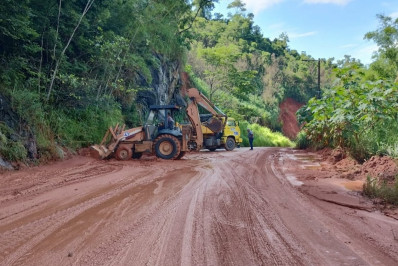 Máquinas rompem barreira e acesso à Vila Sahy é liberado