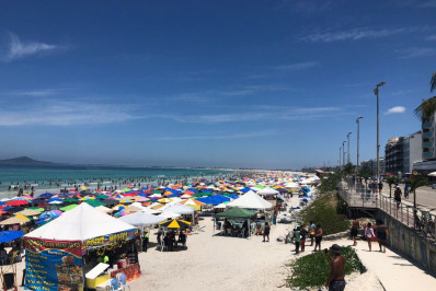 Quarta-Feira de Cinzas é de sol quente e praia lotada em Cabo Frio