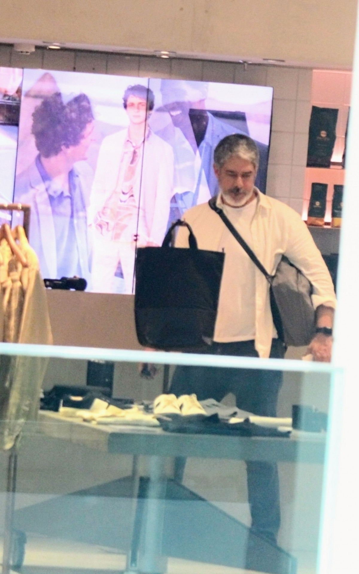 William Bonner esteve em um shopping do Rio, nesta quinta-feira, dias depois de passar por laparoscopia