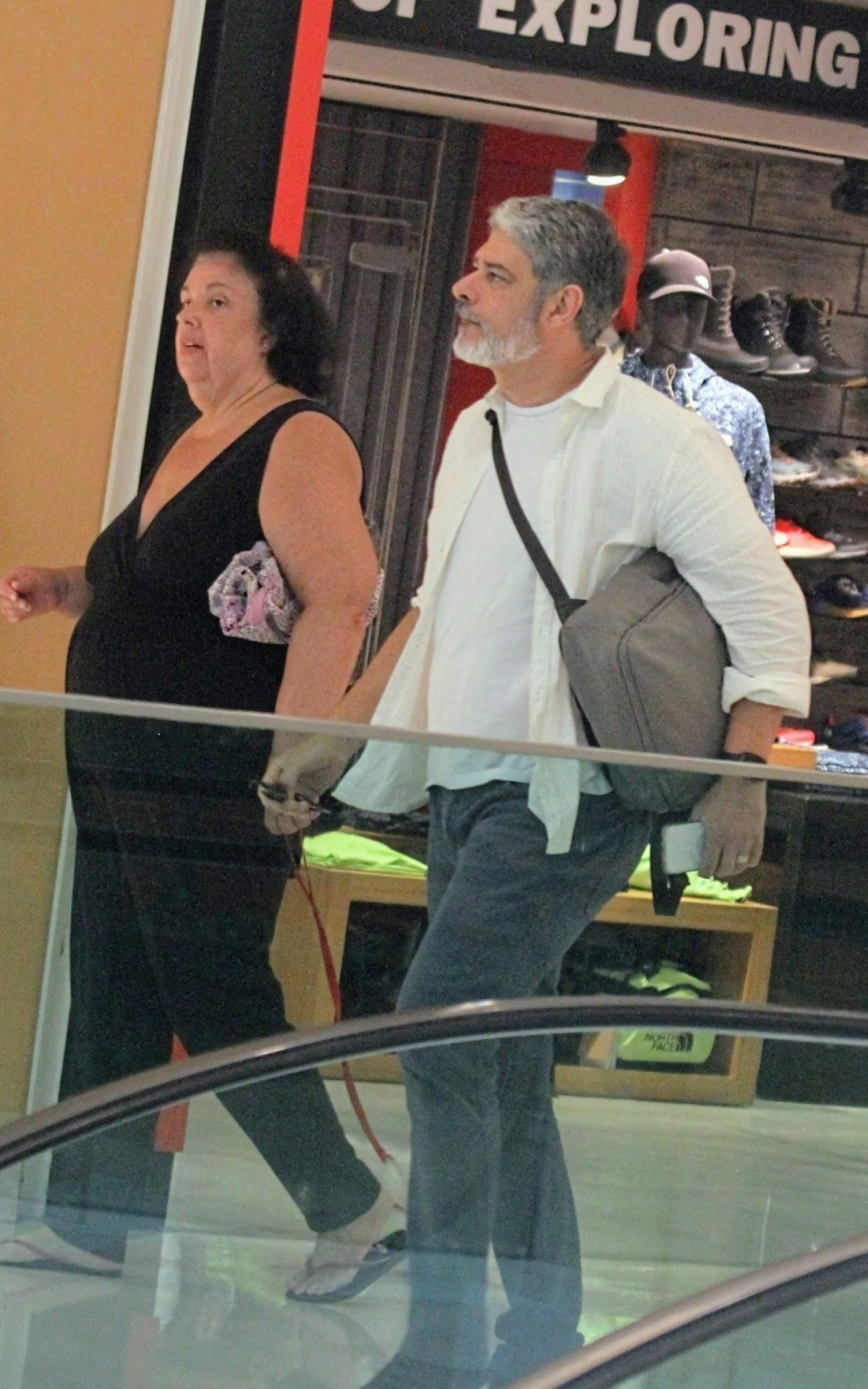 William Bonner passeia em shopping na Zona Sul do Rio ap&oacute;s retornar ao 'Jornal Nacional'