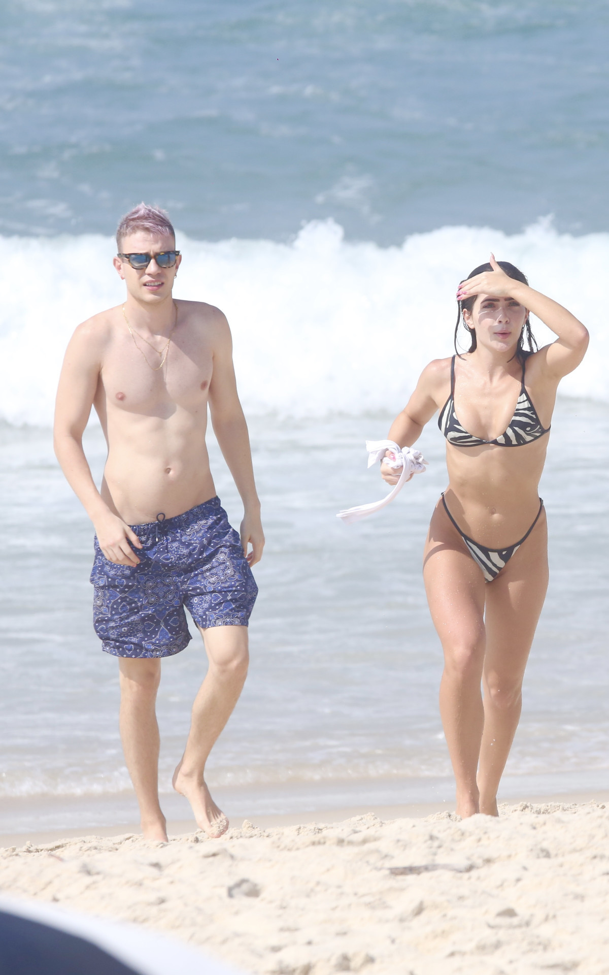 Jade Picon curte dia de praia na Barra da Tijuca, na Zona Oeste do Rio, ao lado do irm&atilde;o, Leo Picon