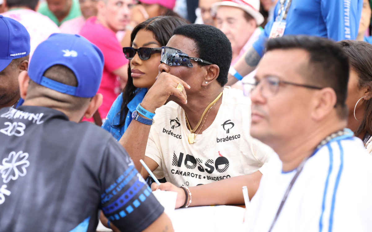 Ludmilla acompanha a apura&ccedil;&atilde;o das notas das escolas de samba do Grupo Especial do Rio