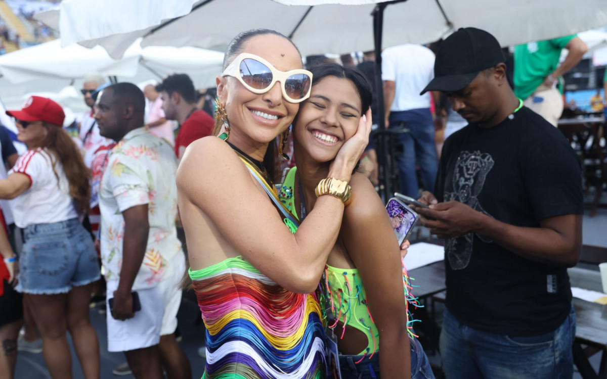 Sabrina Sato posa com f&atilde;