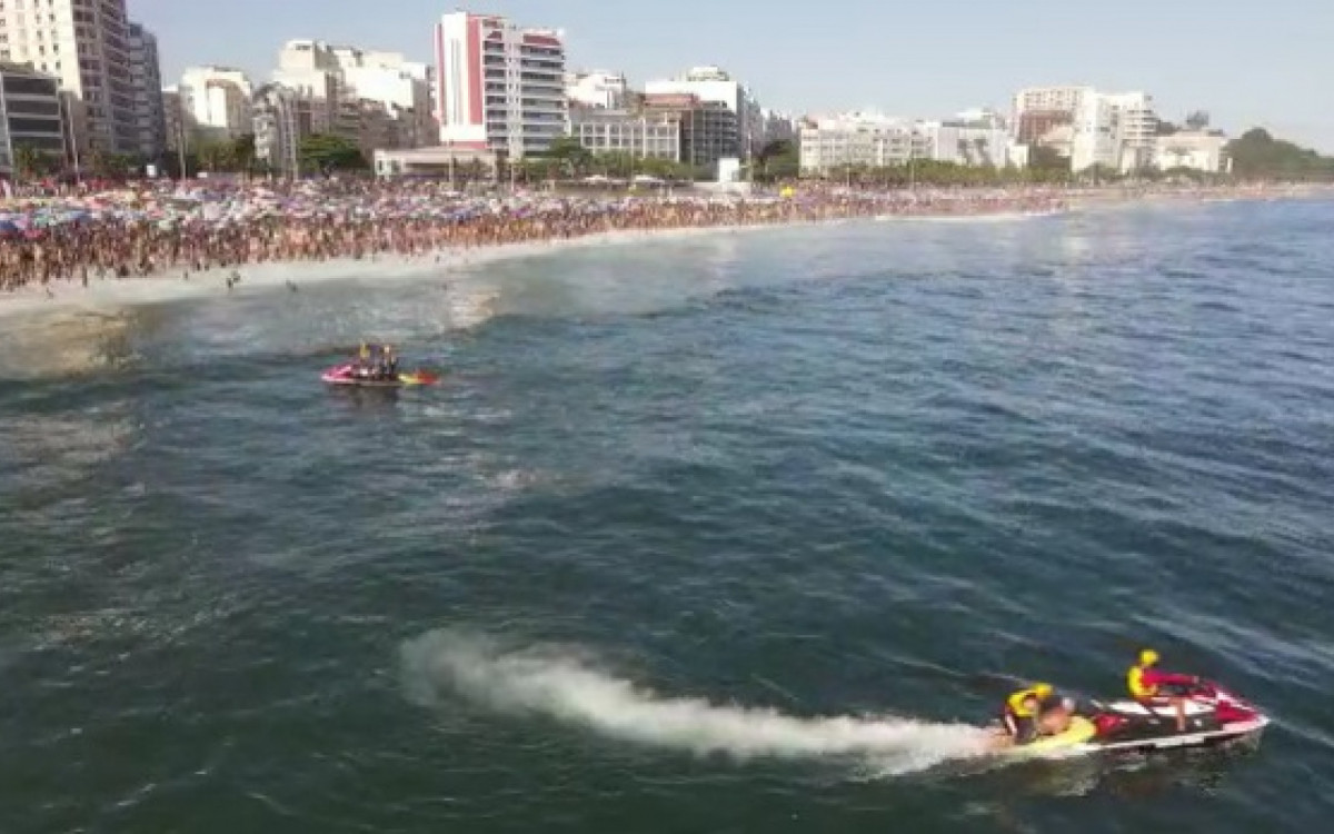 Bombeiros atuaram no patrulhamento ostensivo do litoral com aeronaves, botes, lanchas e motos-aqu&aacute;ticas