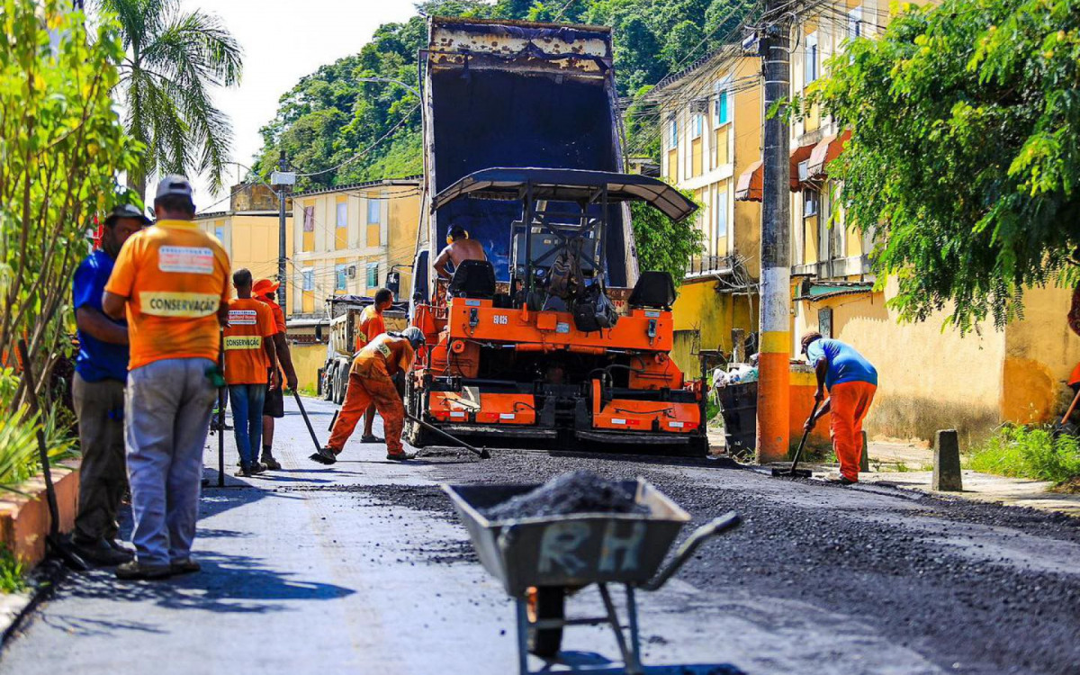 Mais uma rua do bairro Sargento Roncalli &eacute; contemplada com asfalto