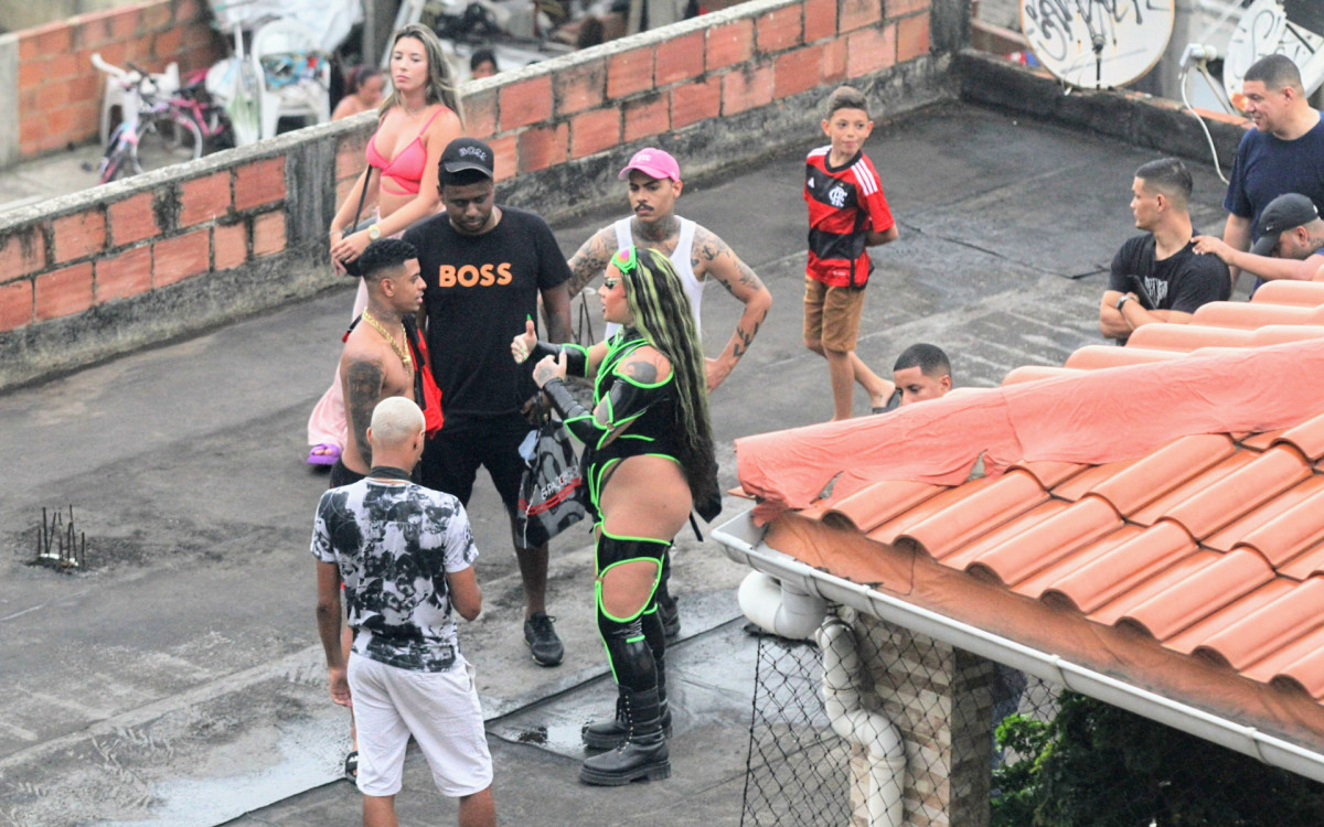 Gloria Groove grava clipe em comunidade do Rio