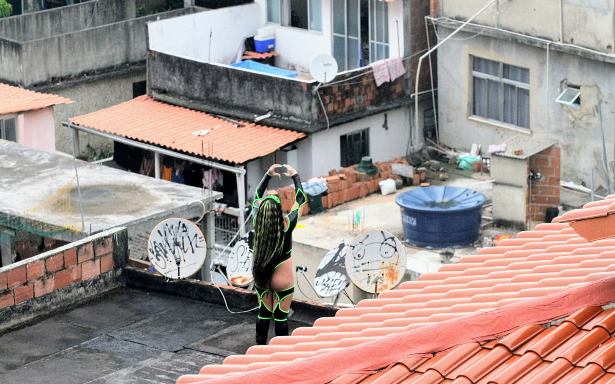 Gloria Groove grava clipe em comunidade do Rio