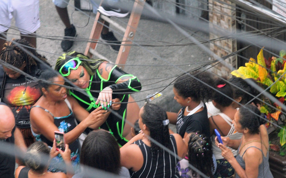 Gloria Groove recebe o carinho dos f&atilde;s em comunidade do Rio