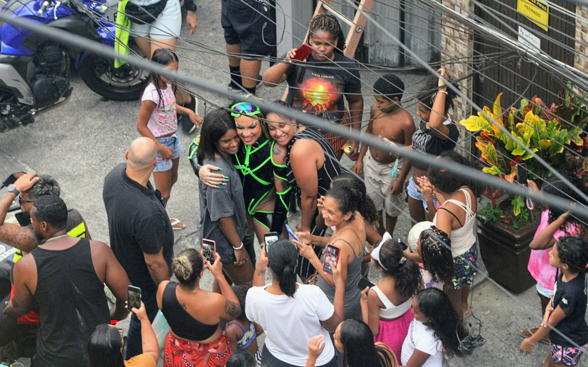 Gloria Groove recebe o carinho dos f&atilde;s em comunidade do Rio